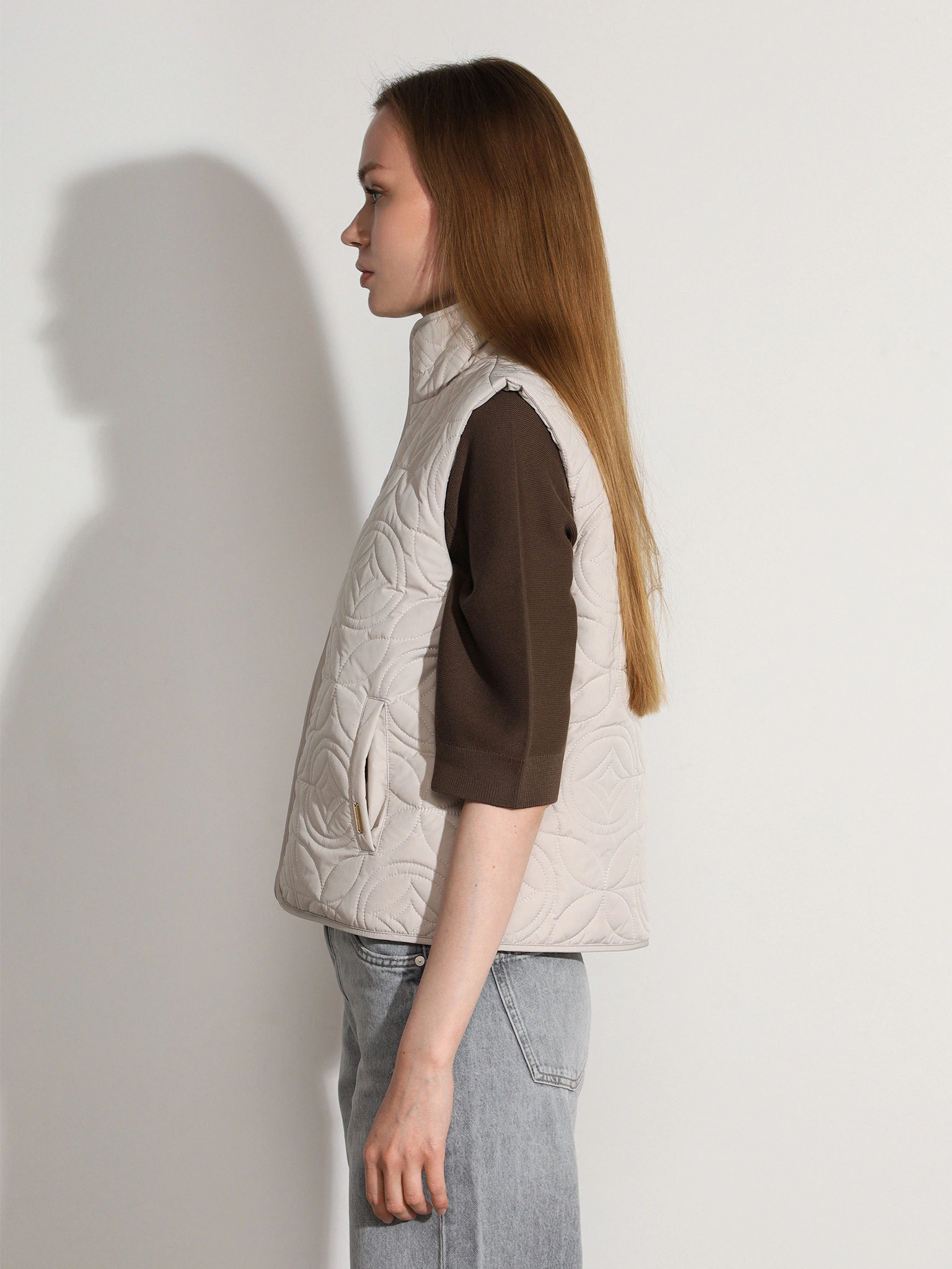 Жилет светло-серого цвета с фигурной стежкой